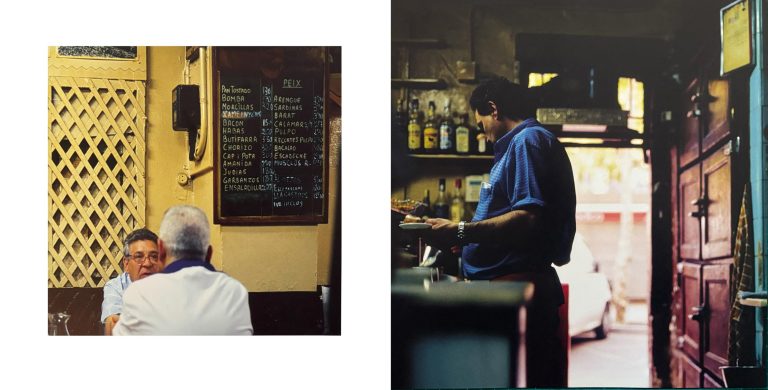 Links sitzen zwei Gäste an einem Tisch vor einer Kreidetafel mit Speisekarte. Rechts trägt ein Kellner in einem rustikalen Gastraum einen Teller, während durch die offene Tür Tageslicht ins Innere fällt. Warme Farben und gedämpftes Licht vermitteln eine authentische, alltägliche Atmosphäre.