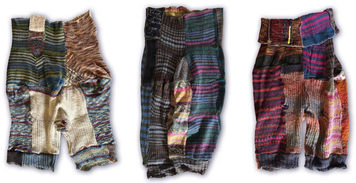 Alte, zerschnittene und dann neu zusammengenähte Strickstrümpfe zu drei Hosenobjekten mit bunten Mustern.