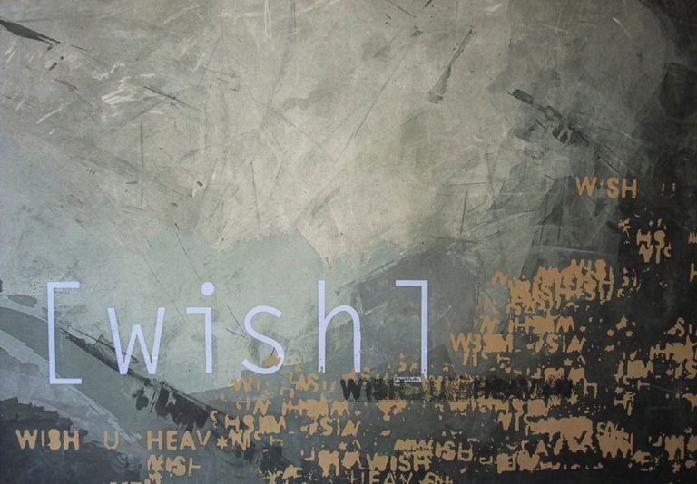 Abstraktes Bild mit dem gesiebdruckten Wort „wish“ auf olivgrün strukturierter Fläche und fragmentierten Schriftspuren im unteren Bereich.